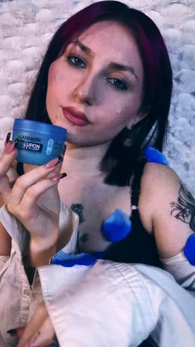 Alma con un bote de crema de Garnier en la mano